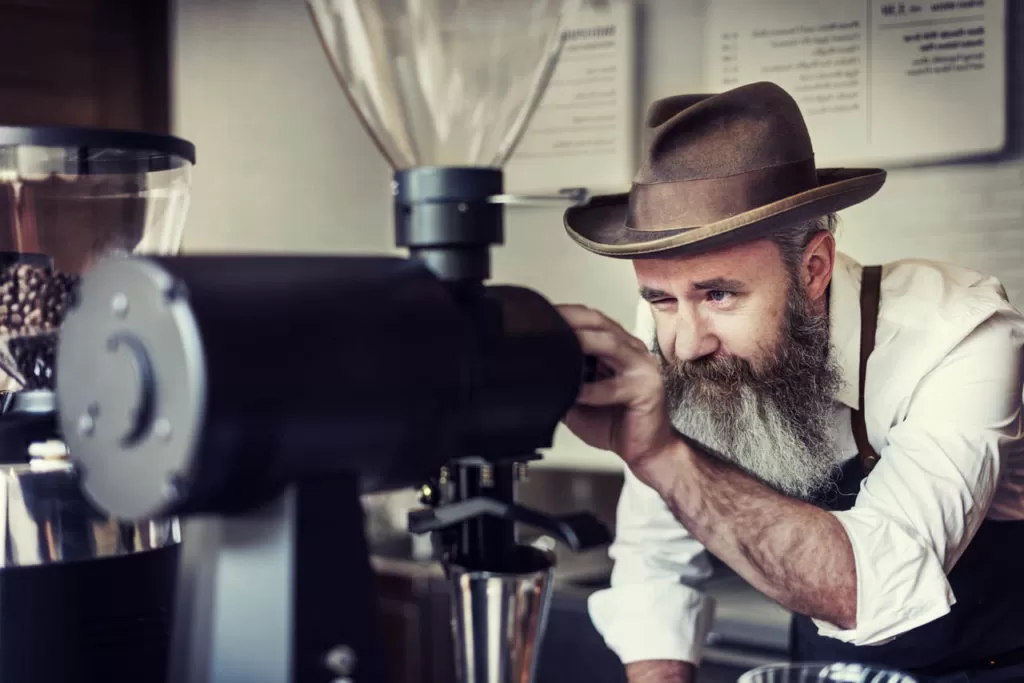 Barista z ekspresem przelewowym